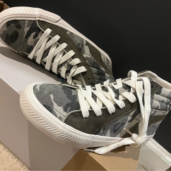 New in box Maurice’s Woman’s Sneakers. Size 8 - Picture 2 of 7